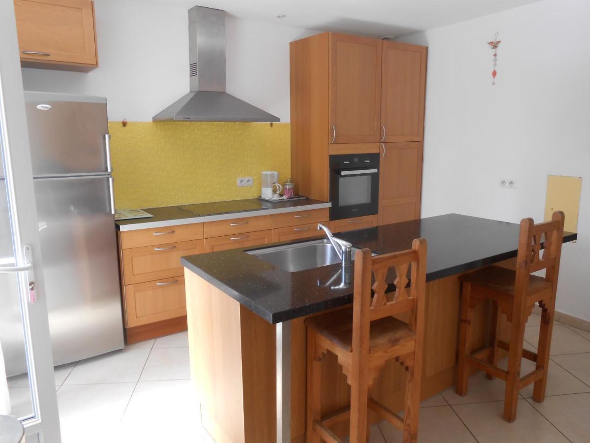 Maison Spacieuse Et Agreable Saint-Georges-de-Luzencon ภายนอก รูปภาพ
