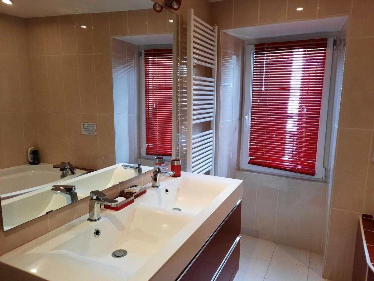 Maison Spacieuse Et Agreable Saint-Georges-de-Luzencon ภายนอก รูปภาพ