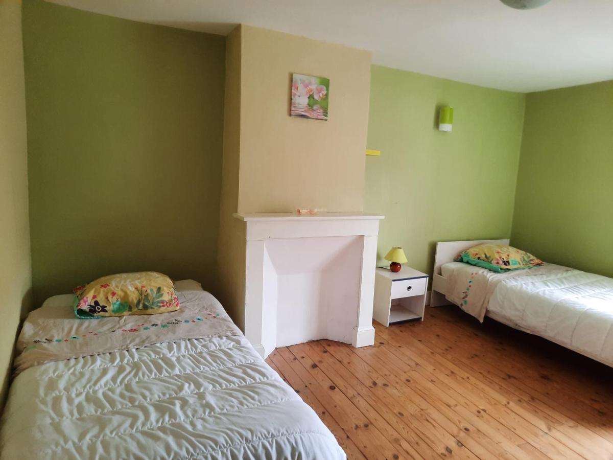 Maison Spacieuse Et Agreable Saint-Georges-de-Luzencon ภายนอก รูปภาพ