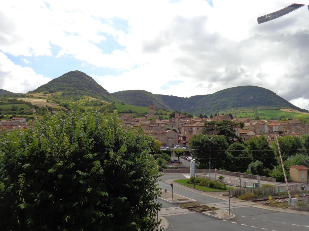 Maison Spacieuse Et Agreable Saint-Georges-de-Luzencon ภายนอก รูปภาพ