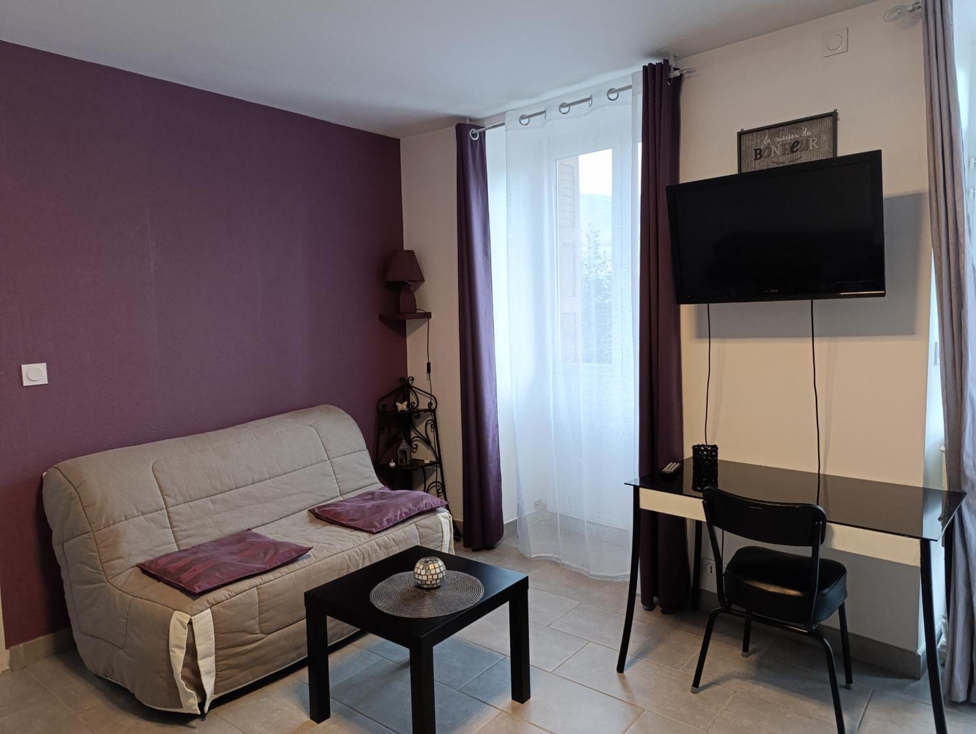 Maison Spacieuse Et Agreable Saint-Georges-de-Luzencon ภายนอก รูปภาพ