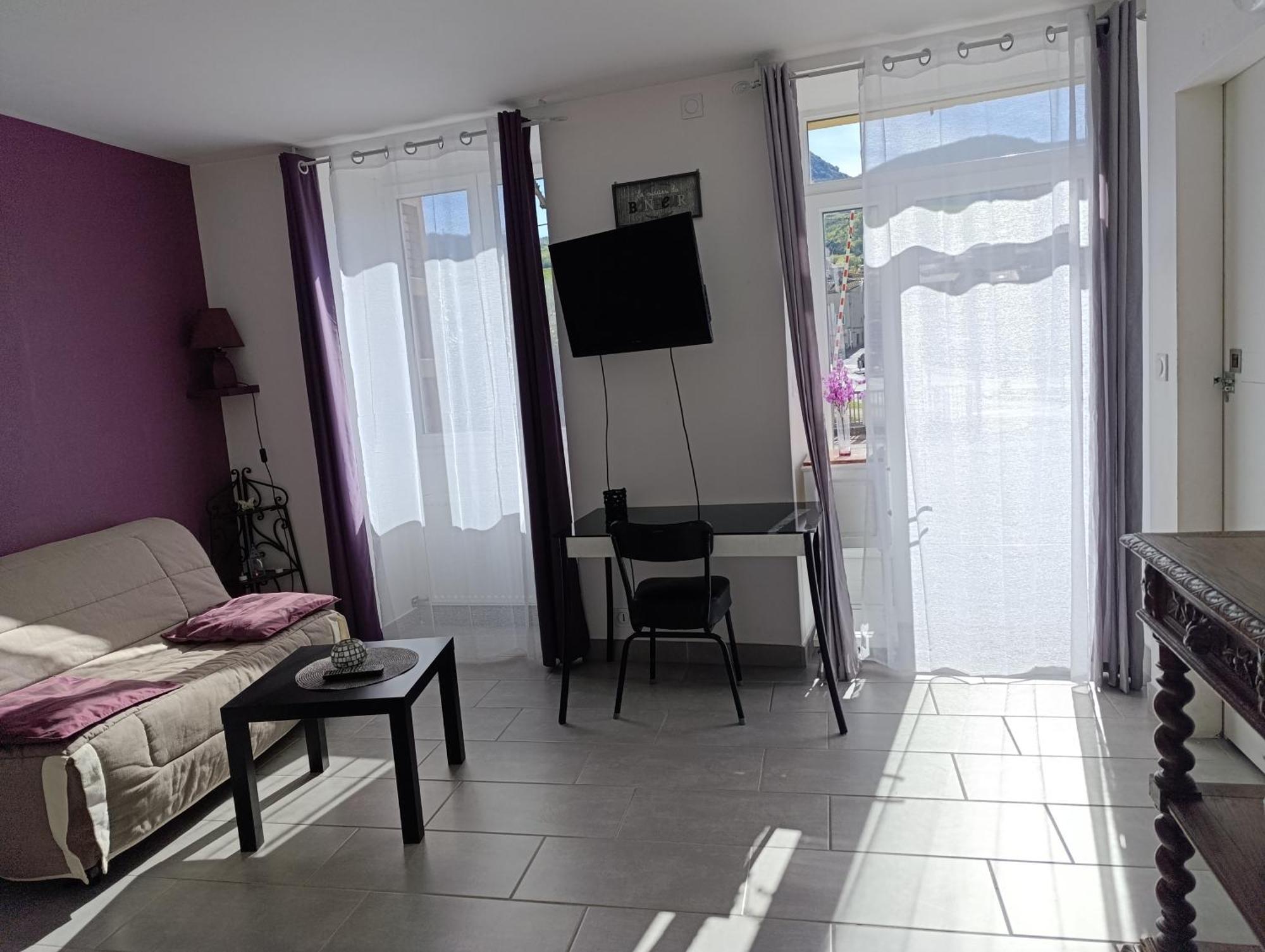 Maison Spacieuse Et Agreable Saint-Georges-de-Luzencon ภายนอก รูปภาพ
