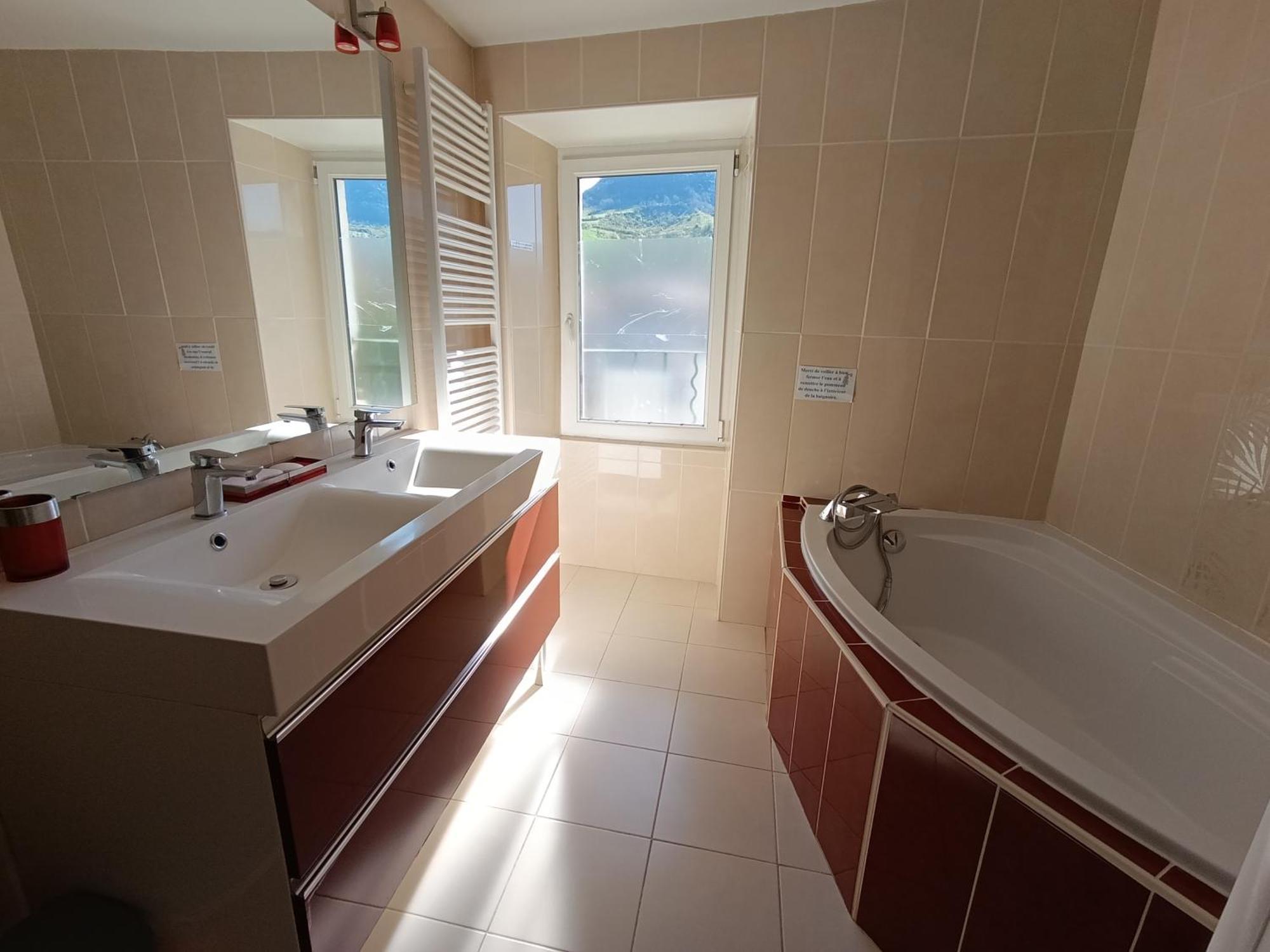 Maison Spacieuse Et Agreable Saint-Georges-de-Luzencon ภายนอก รูปภาพ